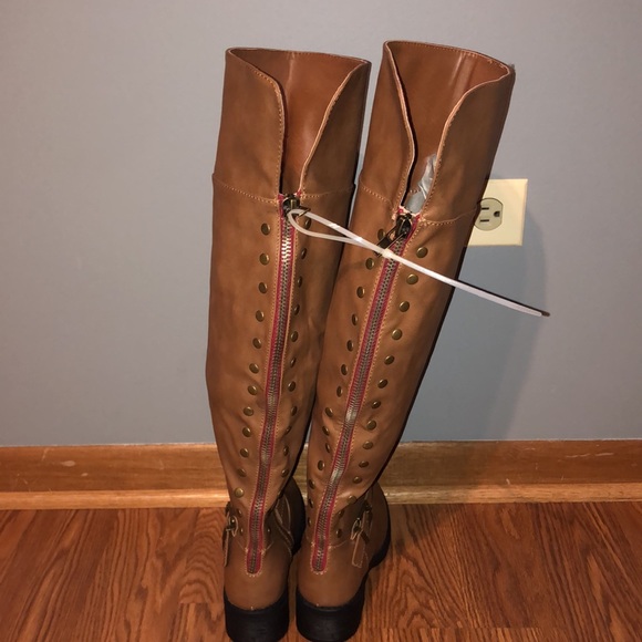 BRAND NEW WOMAN’S BROWN BOOTS SIZE 6! NWT! BACK ZIP STUD FLAT SMOKE FREE HOME! - Picture 4 of 5